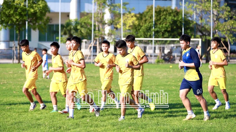 Une séance d'entraînement des joueurs de Nam Dinh U15.