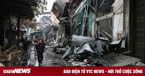 Police use excavator to clear way to extinguish fire at 10 wood factories in Hanoi