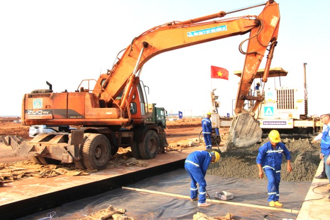 'Đội nắng' đưa đường băng sân bay Long Thành về đích sớm ảnh 10