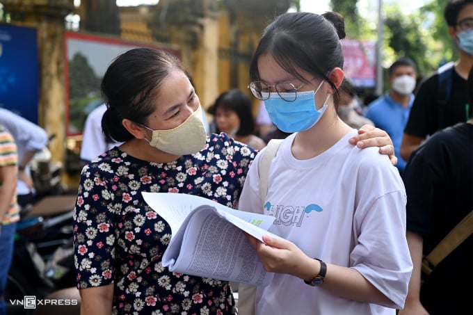 2022년 하노이 10학년 입학 시험에서 어머니로부터 격려를 받는 지원자들. 사진: 지앙 휘