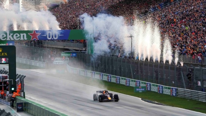 Los fuegos artificiales celebran la victoria de Verstappen en el Gran Premio de Holanda en el circuito de Zandvoort el 27 de agosto. Foto: AP