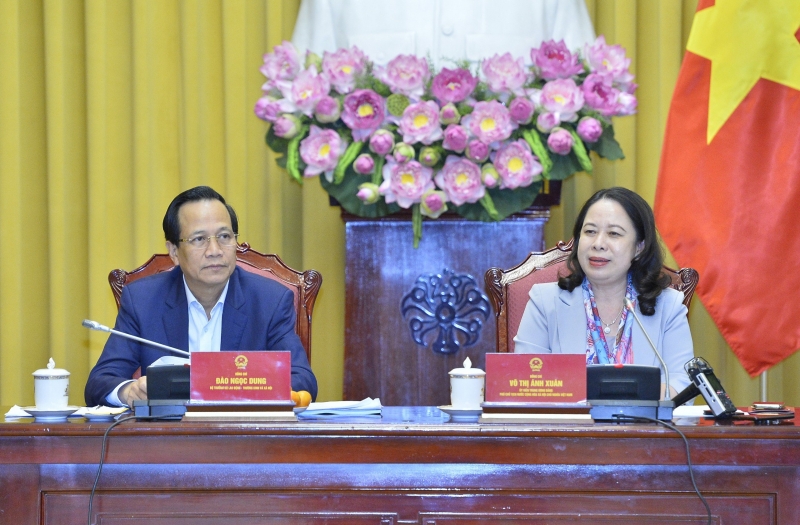 Vice President Vo Thi Anh Xuan - Chairwoman of the Board of Trustees of the Vietnam Children's Fund; Minister of Labor, Invalids and Social Affairs Dao Ngoc Dung - Vice Chairwoman of the Board of Trustees of the Vietnam Children's Fund chaired the meeting.