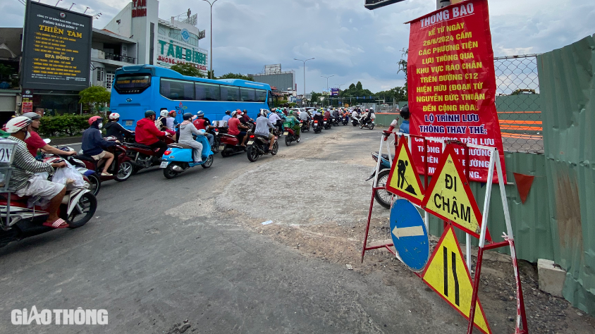 Người đi đường ngỡ ngàng khi thấy rõ máy bay cất cánh từ Tân Sơn Nhất- Ảnh 3.