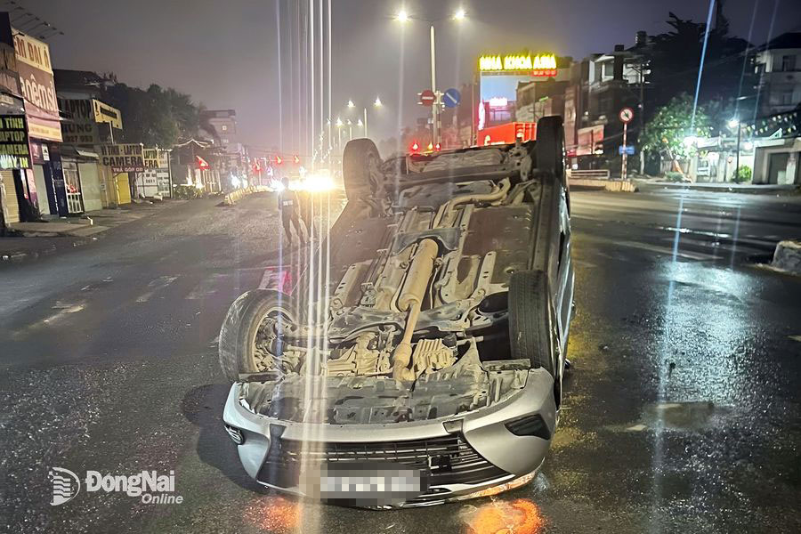 Пятиместный автомобиль перевернулся во время движения по шоссе 51 во время сильного дождя вечером 15 апреля. Фото: Contributor