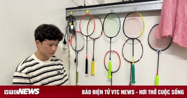 Un jeune homme escroque en échangeant des raquettes de Pickleball