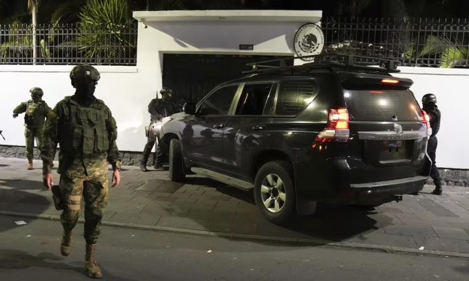 La policía allanó la embajada de México en Quito, Ecuador, la noche del 5 de abril. Foto: AP