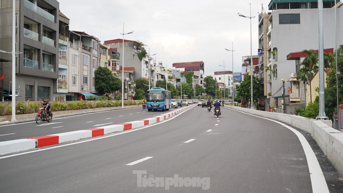 Đường Âu Cơ - Nhật Tân sau khi tổ chức lại giao thông, mật độ phương tiện hiện tại như thế nào? ảnh 18