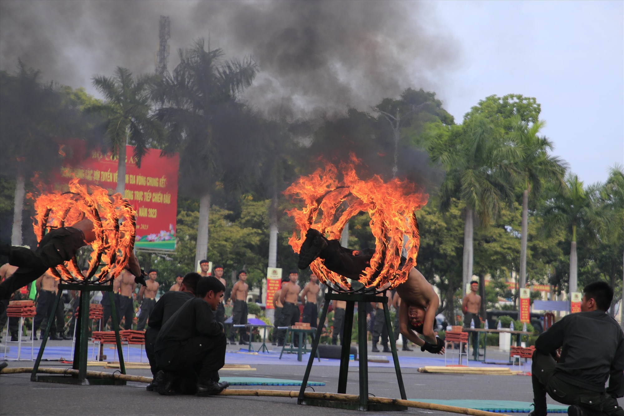 Lao qua vòng lửa. Ảnh: T.C