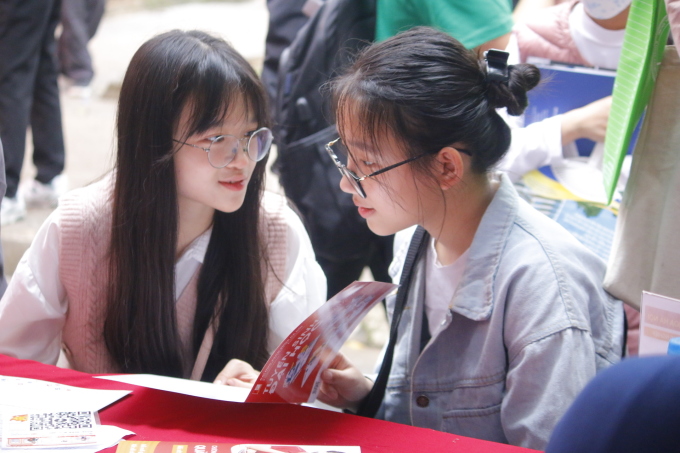 3月17日午前、ハノイ工科大学のブースで受験生たちがアドバイスを聞いている。写真: タン・ハン