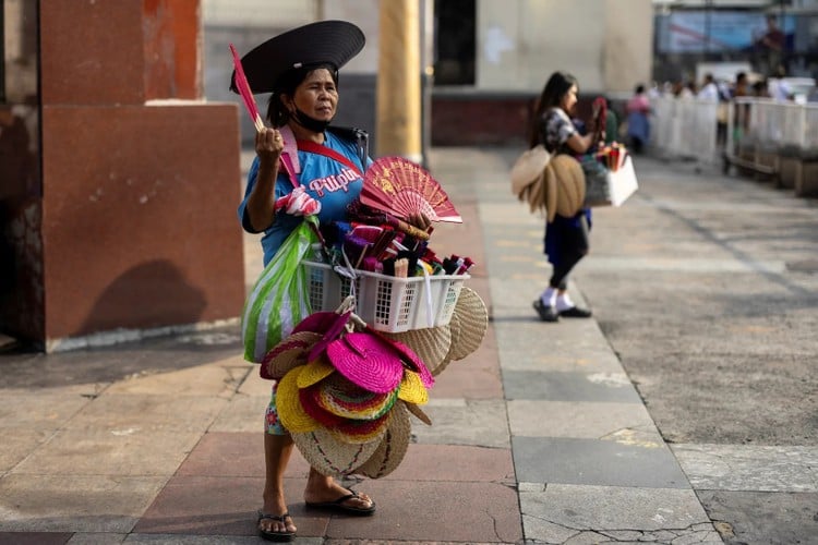 Nóng như thiêu ở Philippines, nhiều trường học phải dạy trực tuyến- Ảnh 1.