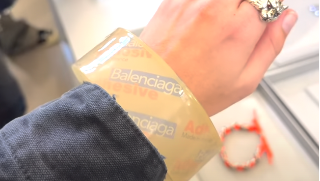 Balenciaga-Armband aus Klebeband