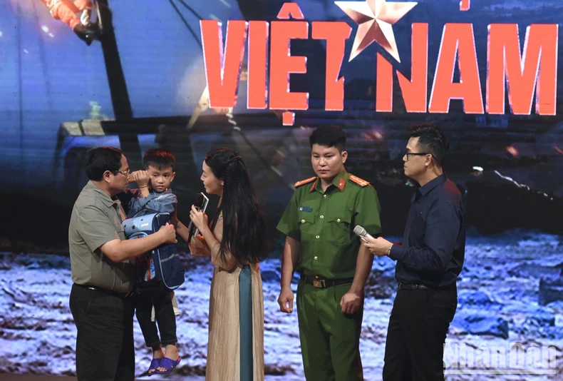 Le Premier ministre Pham Minh Chinh assiste à l'émission télévisée en direct « Vietnam's Support Point » photo 4