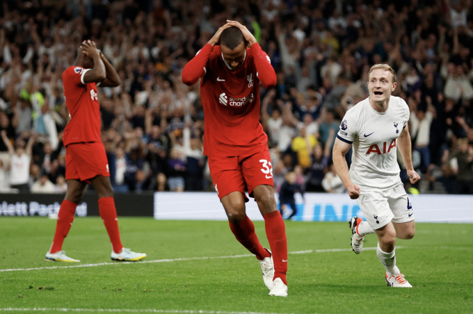Matip garde la tête haute après un but contre son camp en prolongation. Photo : Reuters