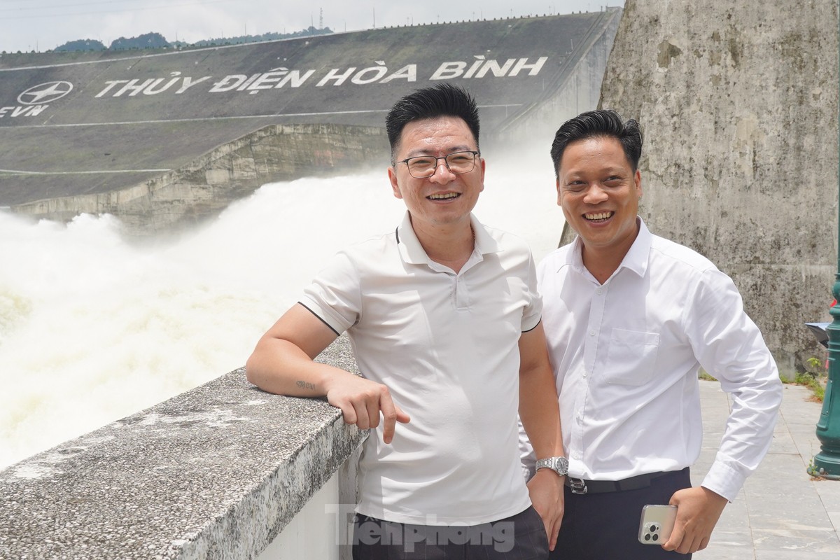 CLIP: People flock to Hoa Binh Hydropower Plant to watch flood discharge photo 7