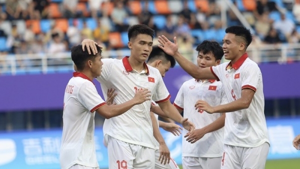 Winning big against Mongolian Olympic team, Vietnam Olympic team rises to the top of Group B