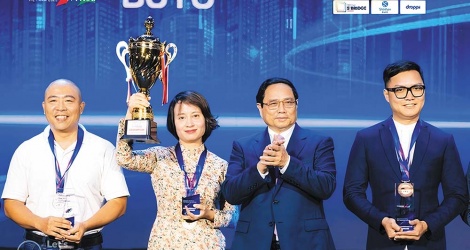 La empresaria Do Hong Hanh recibió la Copa de Campeón de Techfest Vietnam 2023 de manos del primer ministro Pham Minh Chinh.