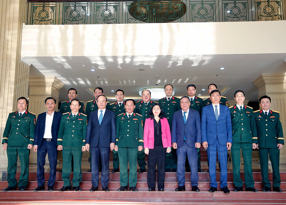 La secrétaire du Comité du Parti de la ville, Bui Thi Minh Hoai, et les dirigeants de la ville de Hanoi ont pris une photo souvenir avec les dirigeants du commandement de la capitale.