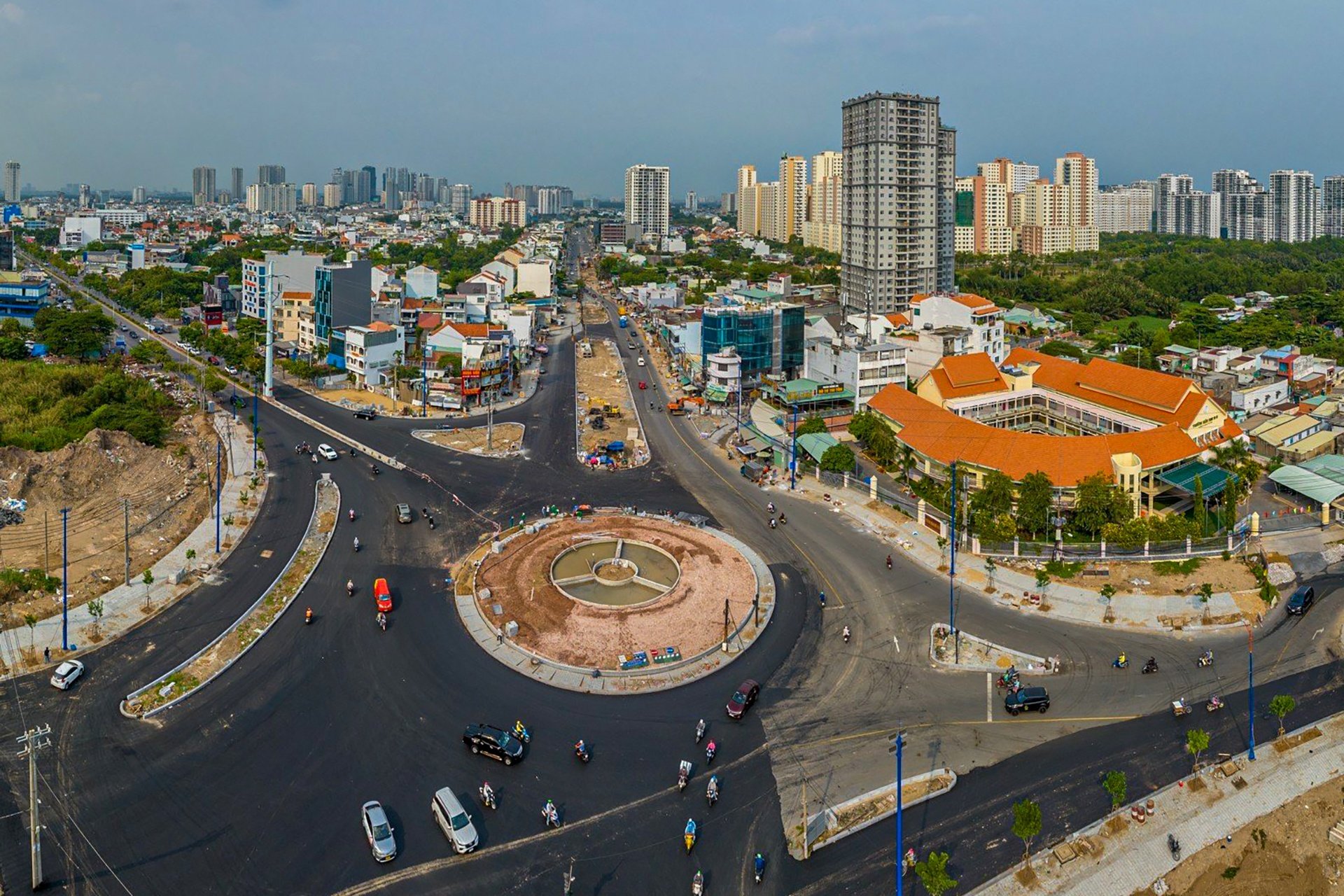 Rotonda con un diámetro de más de 100 m en la entrada este de la ciudad de Ho Chi Minh