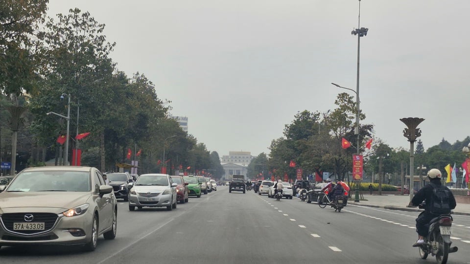 One of the key projects in Vinh urban beautification is the project to upgrade Lenin Avenue with a length from Vinh International Airport to Ho Chi Minh Square. This is considered the largest avenue in Vinh city today, with the investment in upgrading this route reaching more than 560 billion VND. After completion, Lenin Avenue will become a major highlight for the urban appearance of Vinh City. Phase 1 of the project has now been basically completed. In 2025, the project will continue to be implemented and completed with phase 2.