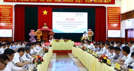 Le travail du président de la province de Ninh Thuan visant à améliorer l'environnement d'investissement n'est pas terminé en vue