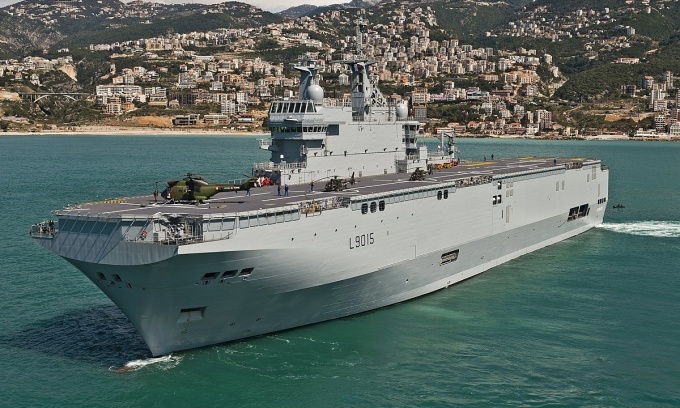 Tàu sân bay trực thăng Dixmude tại vịnh Jounieh, Lebanon, năm 2012. Ảnh: Marine Nationale