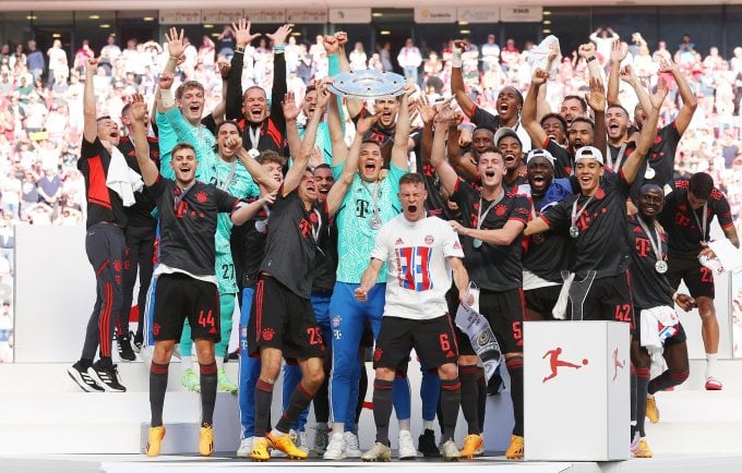 Goalkeeper Manuel Neuer lifts the Bundesliga silver cup for Bayern in Cologne on May 27, 2023. Photo: FCB