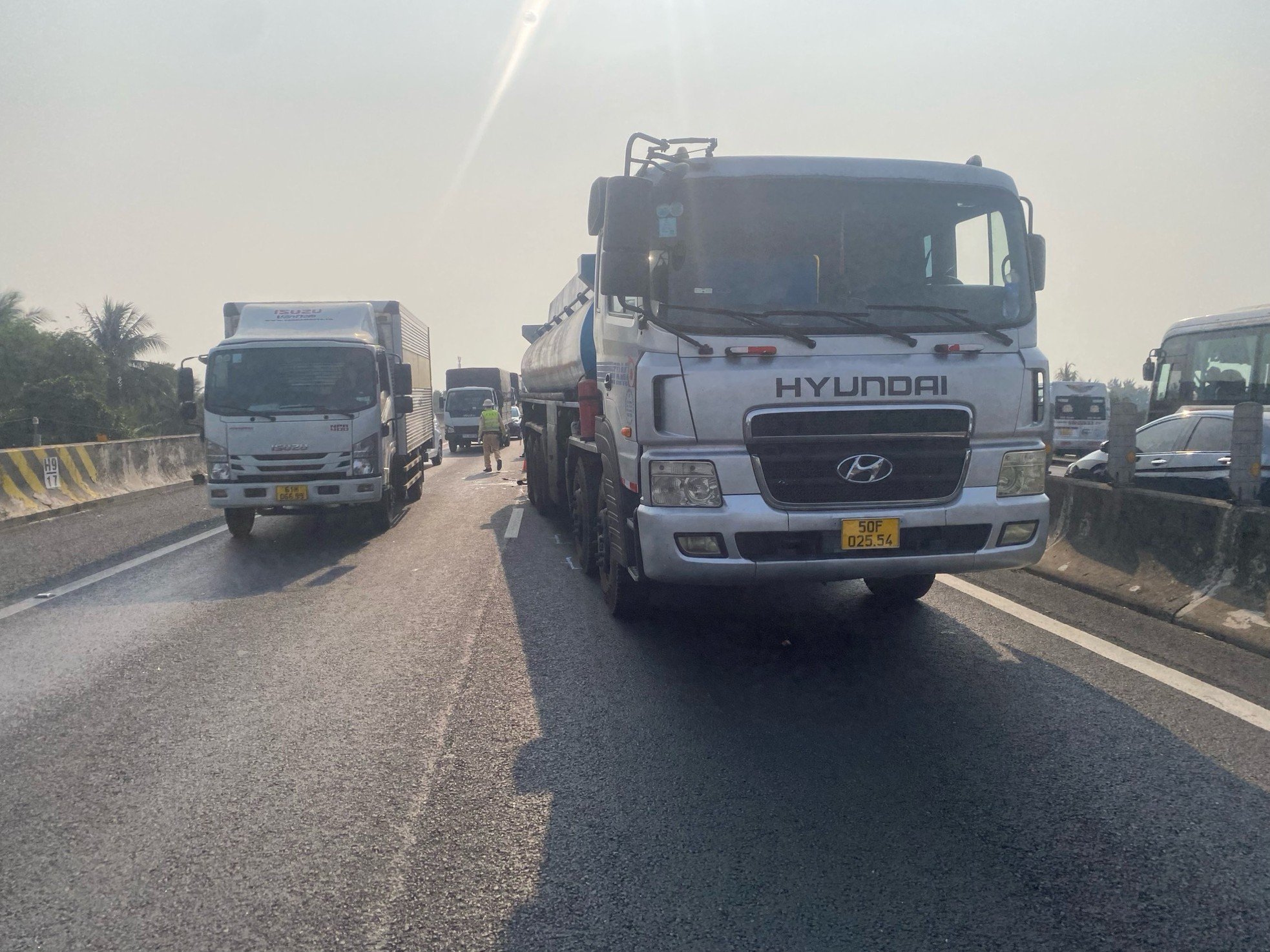 Trois voitures sont entrées en collision consécutivement, provoquant un long embouteillage sur l'autoroute Ho Chi Minh-Ville - Trung Luong, photo 4