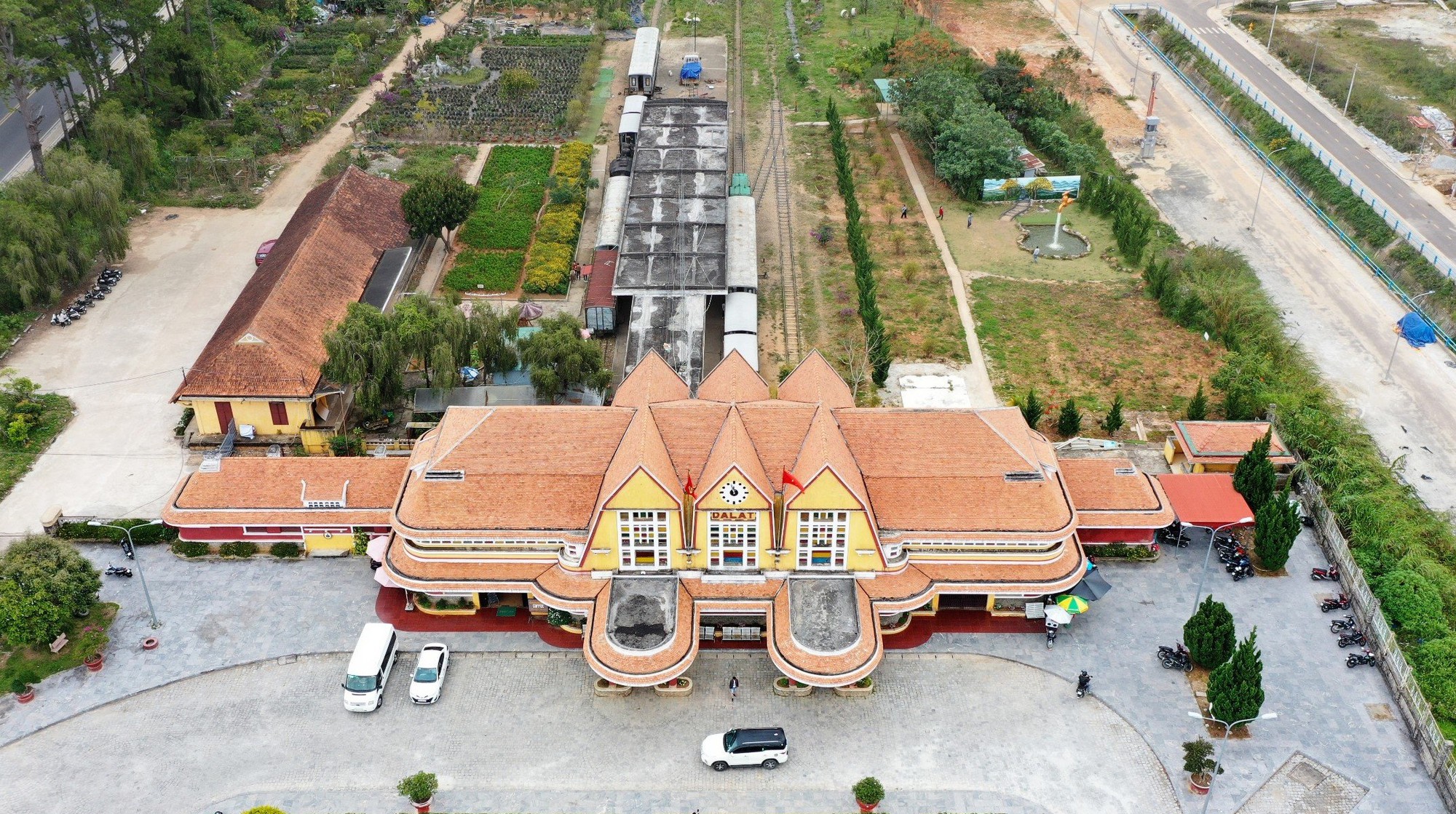Biểu diễn âm nhạc phục vụ du khách miễn phí trên xe lửa cổ ở Đà Lạt - Ảnh 4.