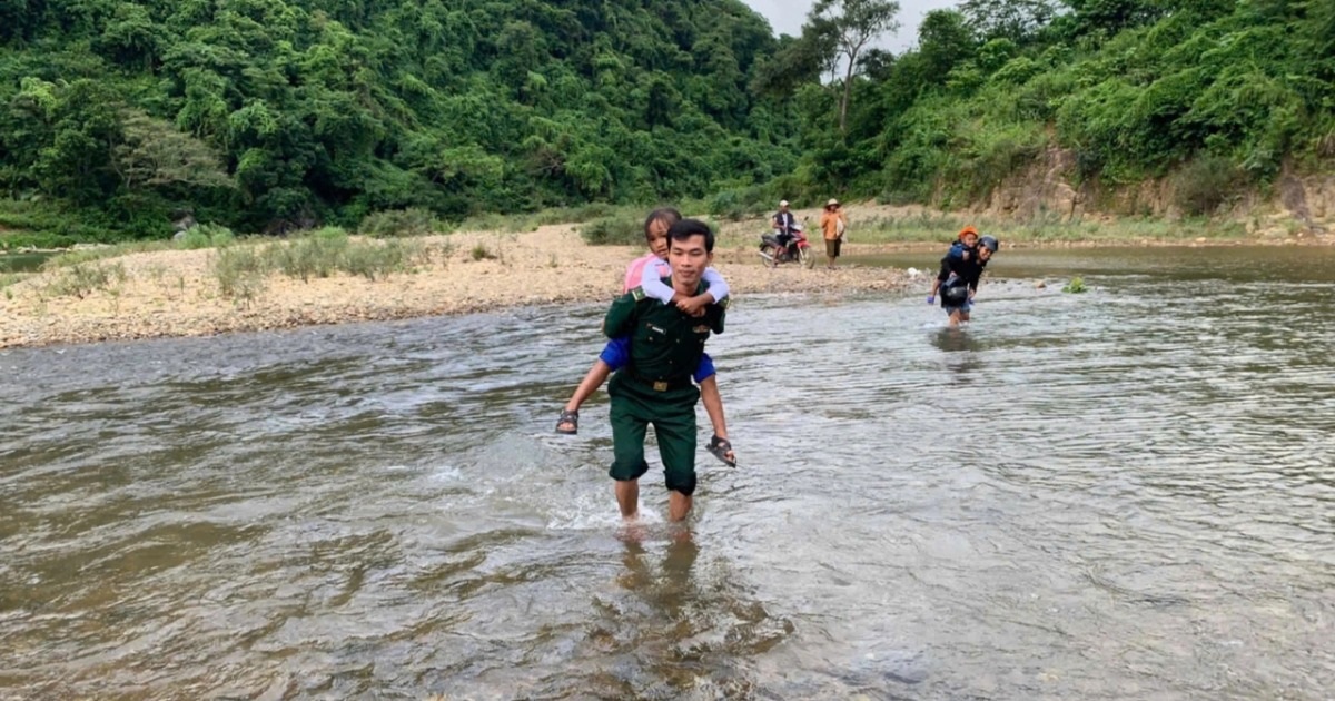 ឆ្មាំ​ព្រំដែន​ដើរ​កាត់​អូរ​ចូល​ភូមិ​ដើម្បី​ទទួល​សិស្ស​ចូល​រួម​ពិធី​បើក។