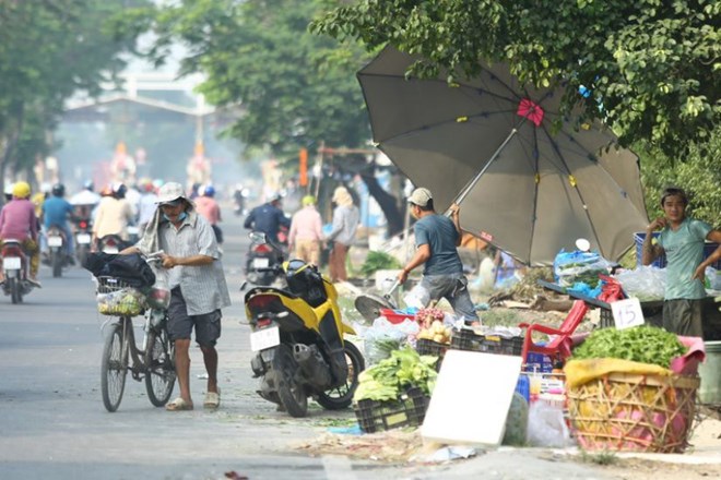 Buôn bán tự phát kìm hãm chợ đầu mối phát triển