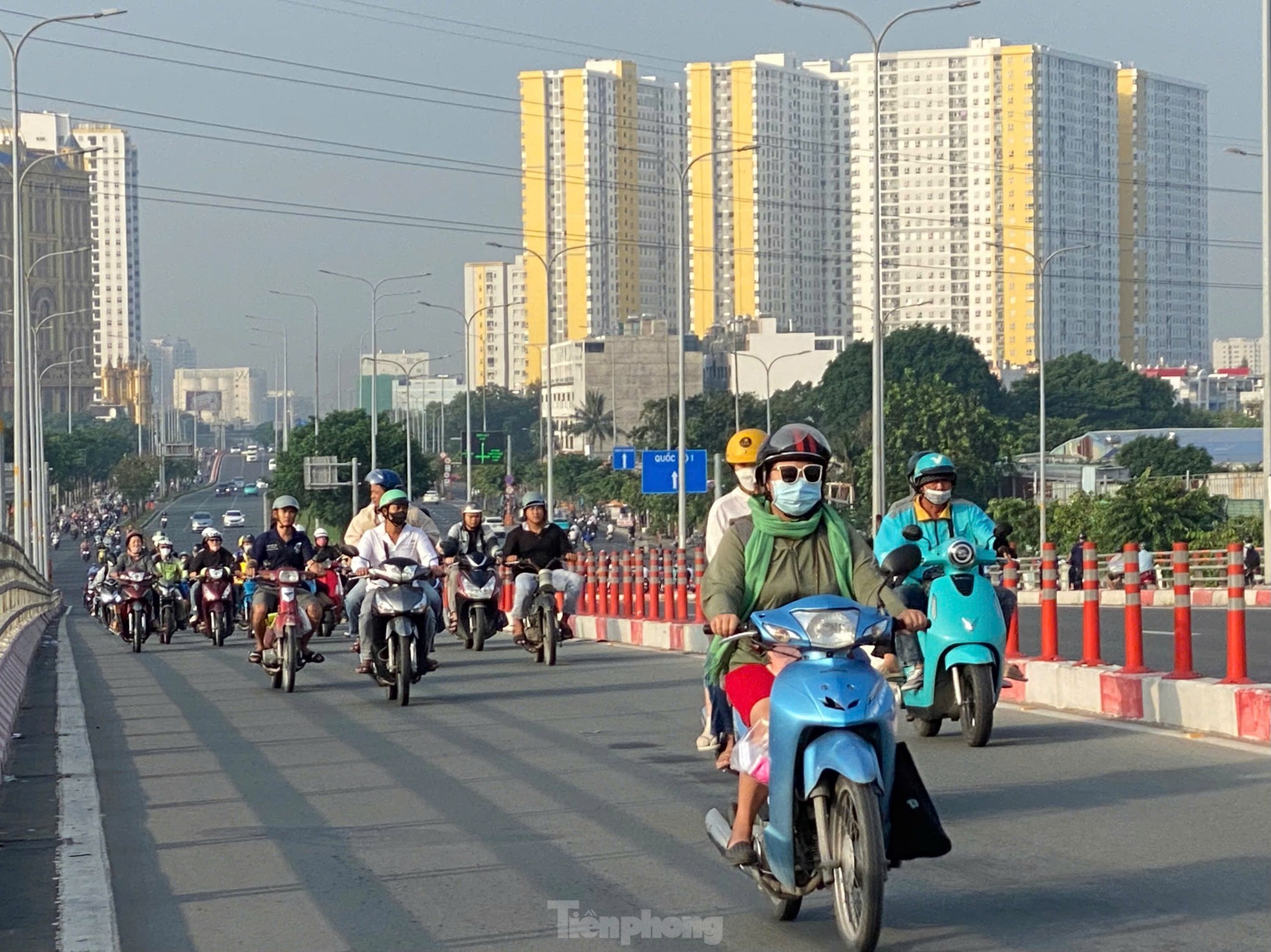 In Ho-Chi-Minh-Stadt ist es genauso kalt wie in Da Lat. Die Leute tragen beim Ausgehen Schals und warme Kleidung. Foto 1