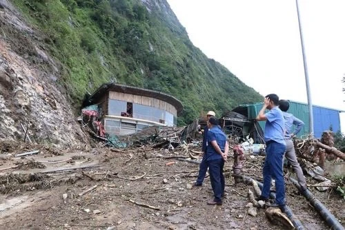 Rong May glass bridge in Lai Chau temporarily closed due to collapsed waiting room