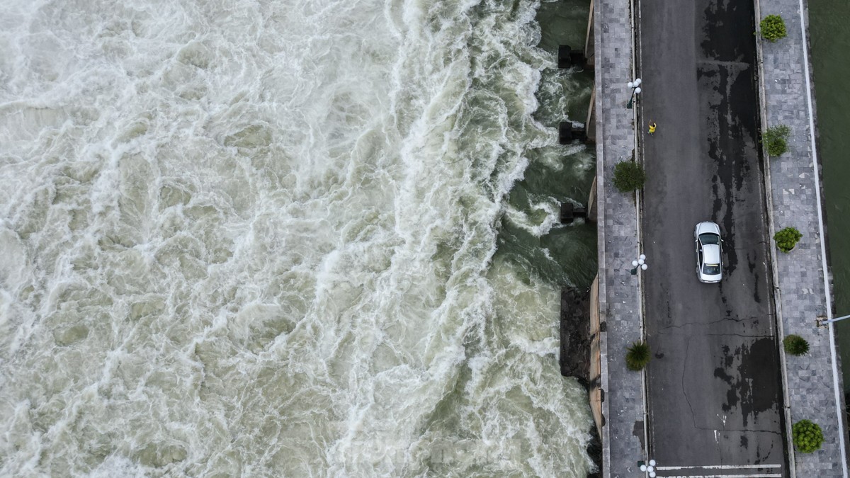 CLIP: People flock to Hoa Binh Hydropower Plant to watch flood discharge photo 12