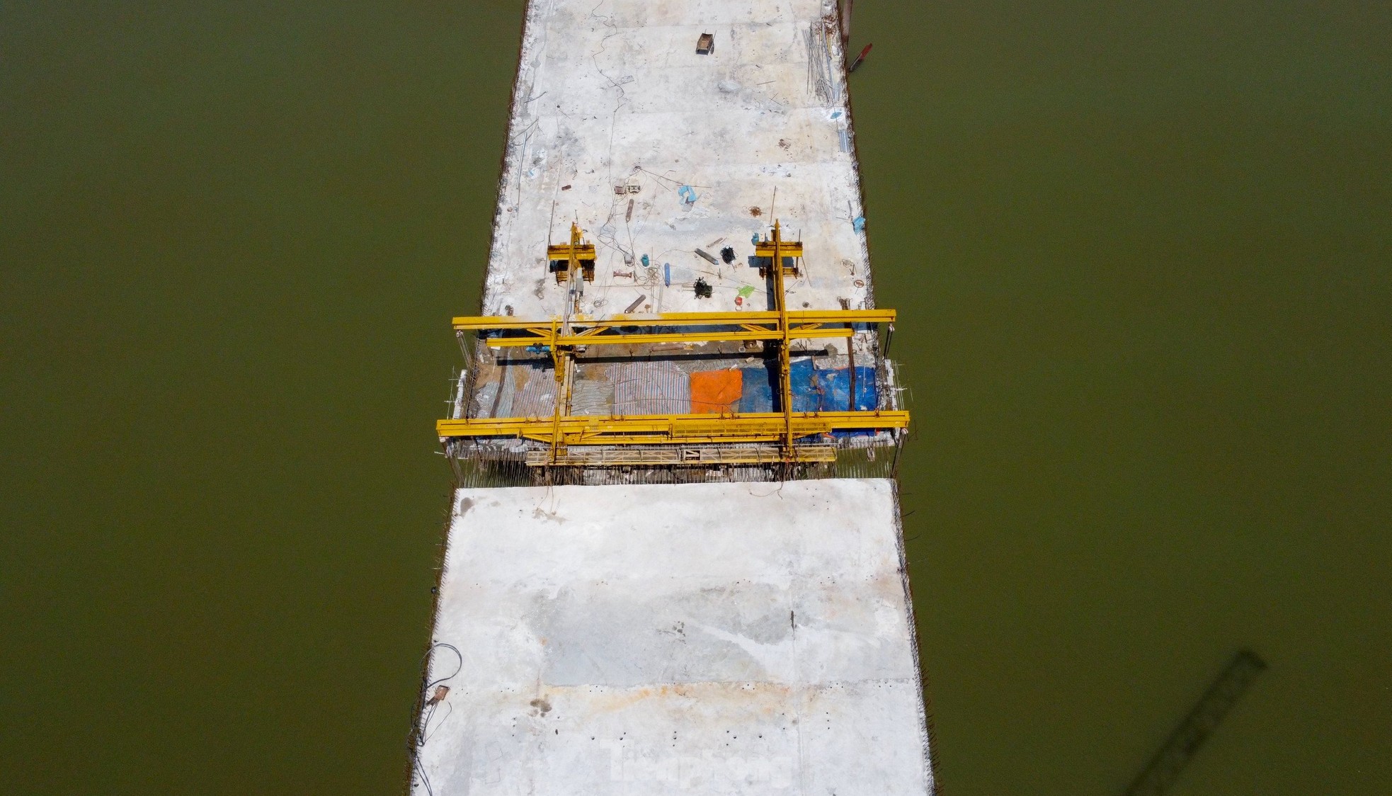 The bridge over the river connecting Nghe An and Ha Tinh provinces before the day of closing photo 9