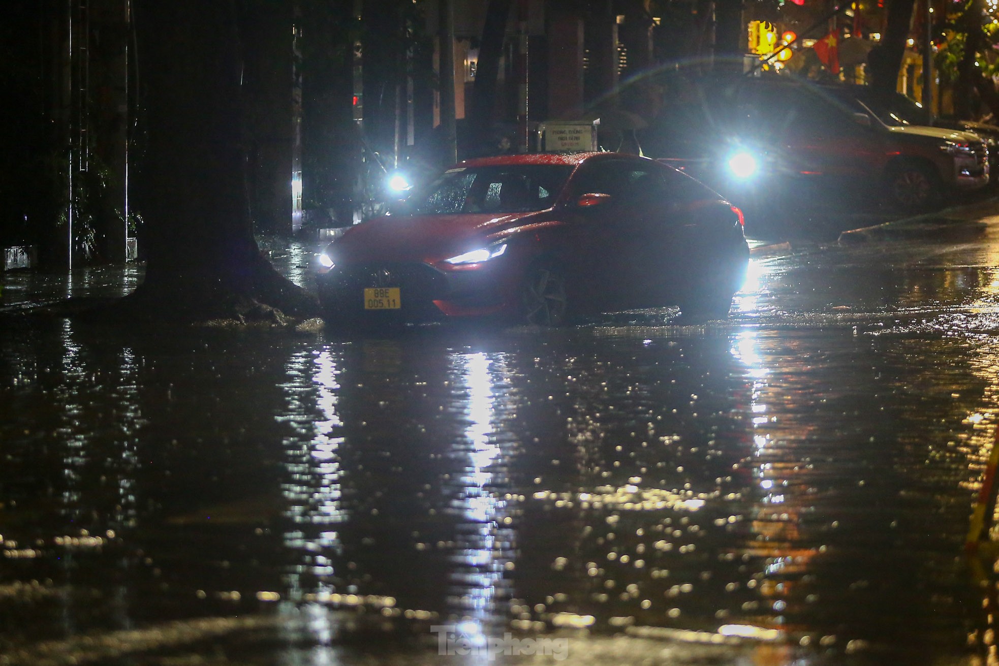 Starker Regen, Straßen von Hanoi nachts überflutet Foto 5