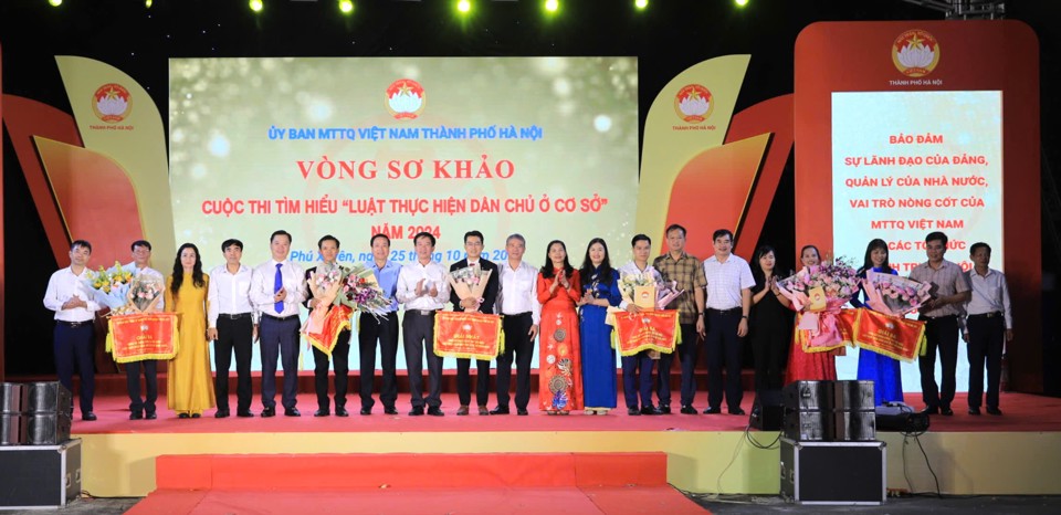 Leaders of the Vietnam Fatherland Front Committee of Hanoi City presented souvenir flags to the competing teams.