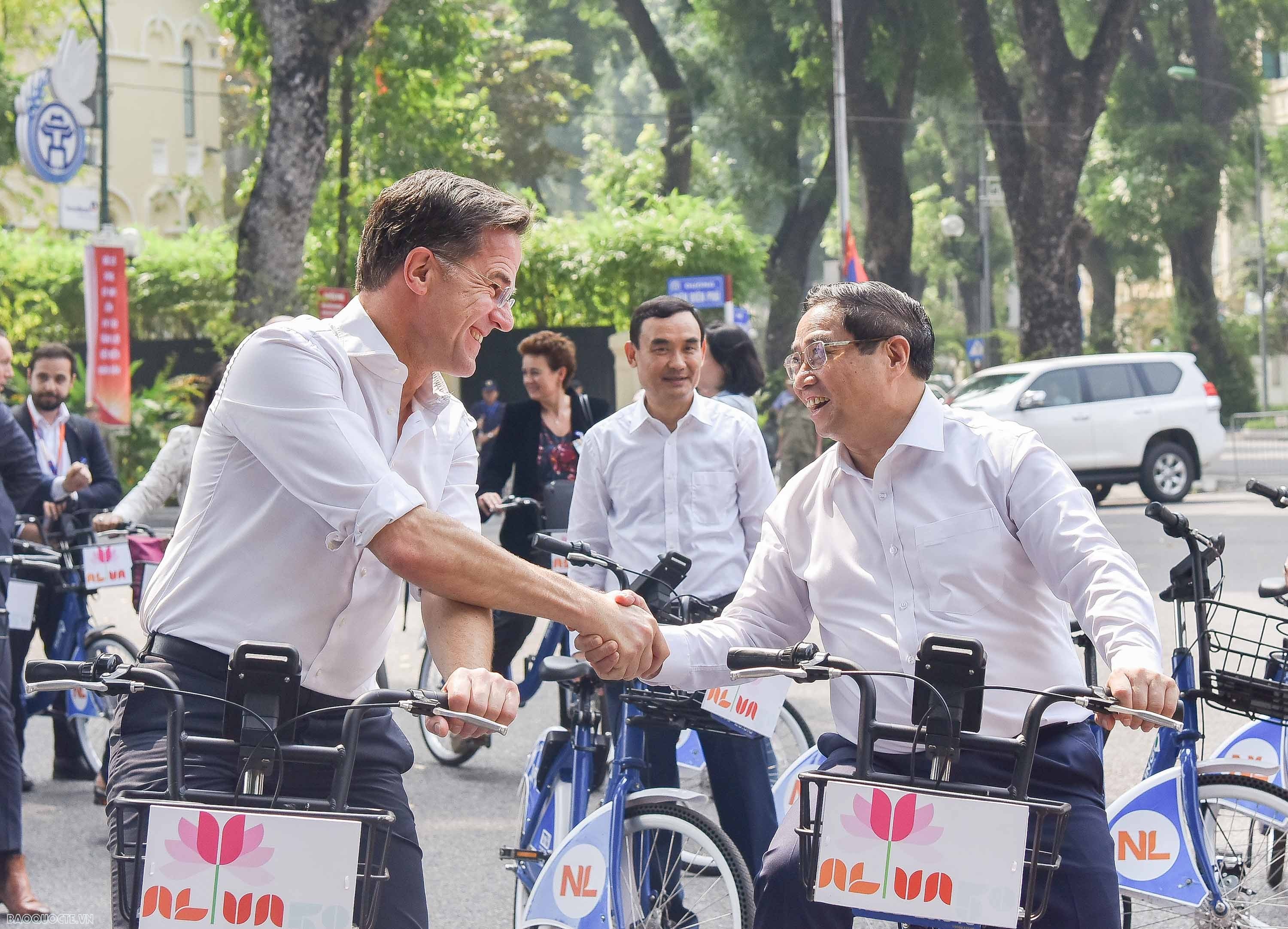 Thủ tướng Phạm Minh Chính và Thủ tướng Mark Rutte đạp xe ngắm phố phường Hà Nội