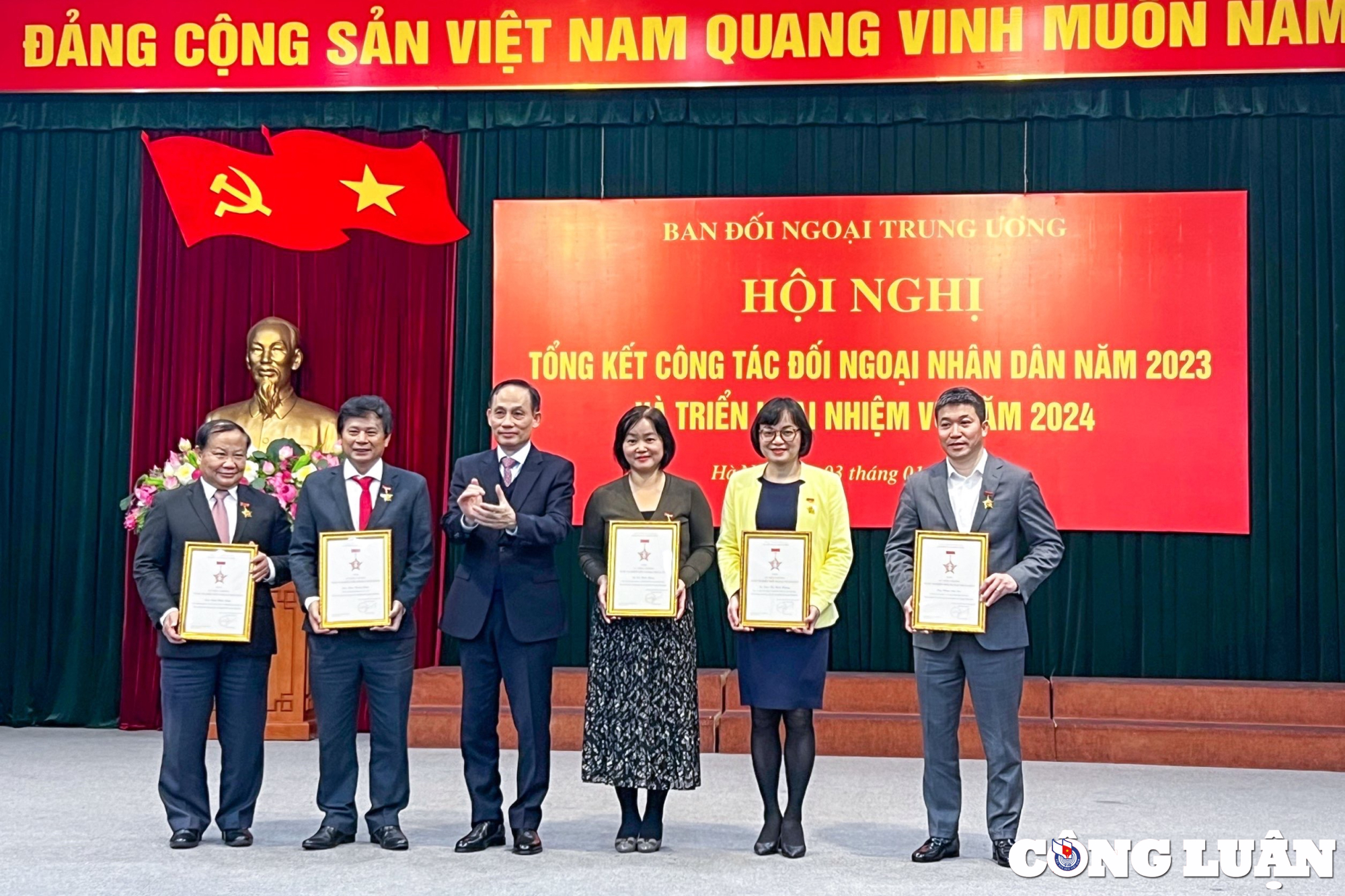 La Agencia de Noticias de Vietnam recibió numerosos certificados de mérito por su trabajo en asuntos exteriores en 2023, foto 6