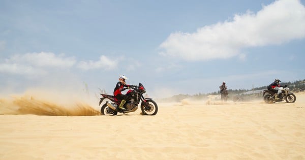 1,000 athletes perform motorbikes for the first time on Binh Dinh sand dunes