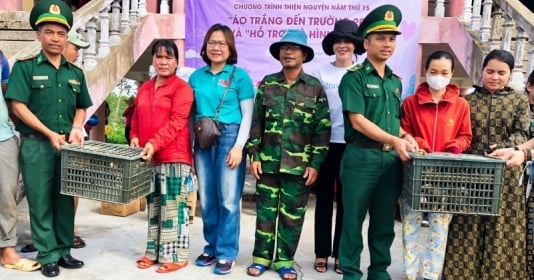 Thua Thien Hue donates breeding animals to people in border areas