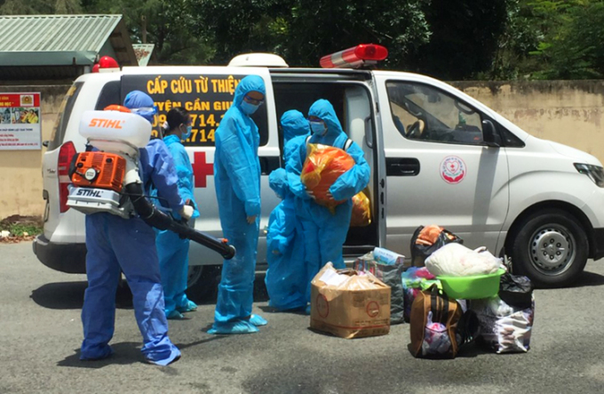 Members of the charity ambulance team wear protective gear and disinfect during a trip to support patients during the peak of the Covid-19 pandemic four years ago. Photo: Nam An