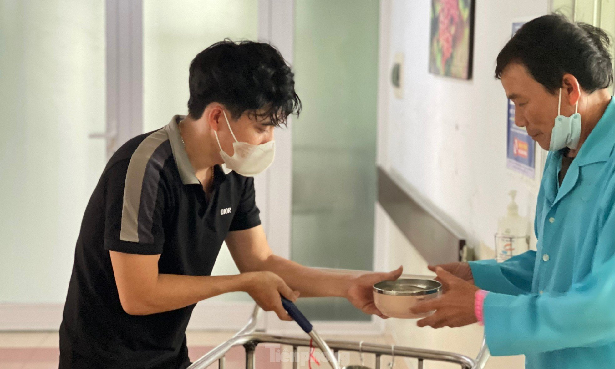 Jeune homme passionné par la cuisine pour les patients photo 10