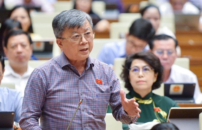 El delegado Truong Trong Nghia debatió durante la sesión de preguntas y respuestas en la tarde del 6 de junio. Foto: Medios de la Asamblea Nacional