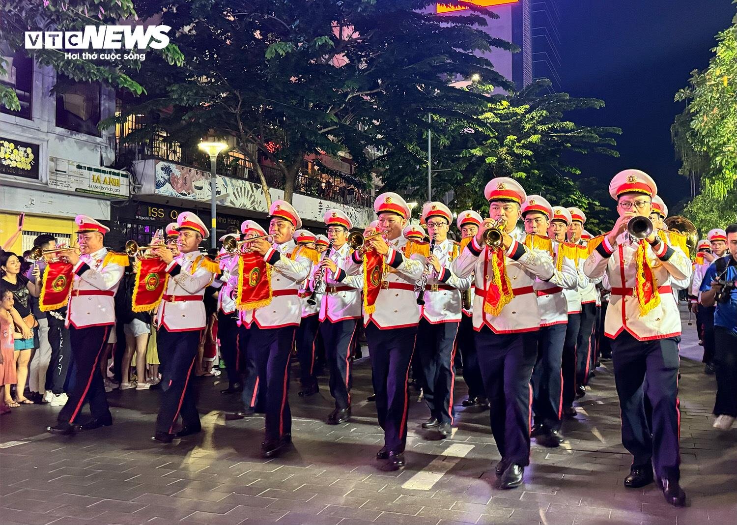 Défilé de la police mobile à cheval sur la rue piétonne Nguyen Hue - 9