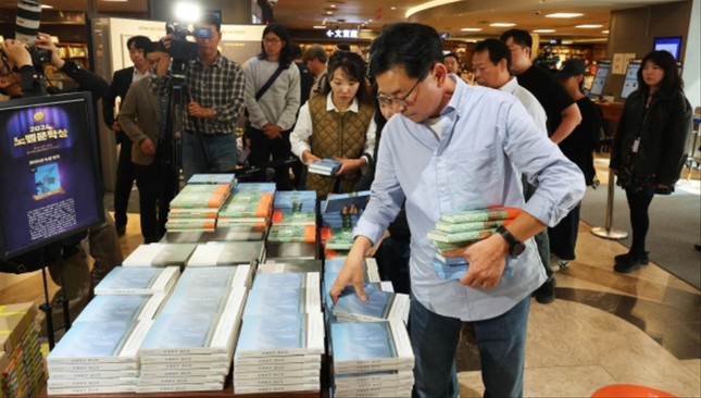 Más de 500 mil ejemplares del libro del ganador del Premio Nobel 2024 se agotaron después de 4 días de su lanzamiento. Imagen 2