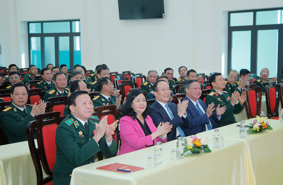 La secrétaire du Comité du Parti de la ville, Bui Thi Minh Hoai, et les dirigeants de la ville de Hanoi ont visité et félicité l'Association des vétérans de la ville.