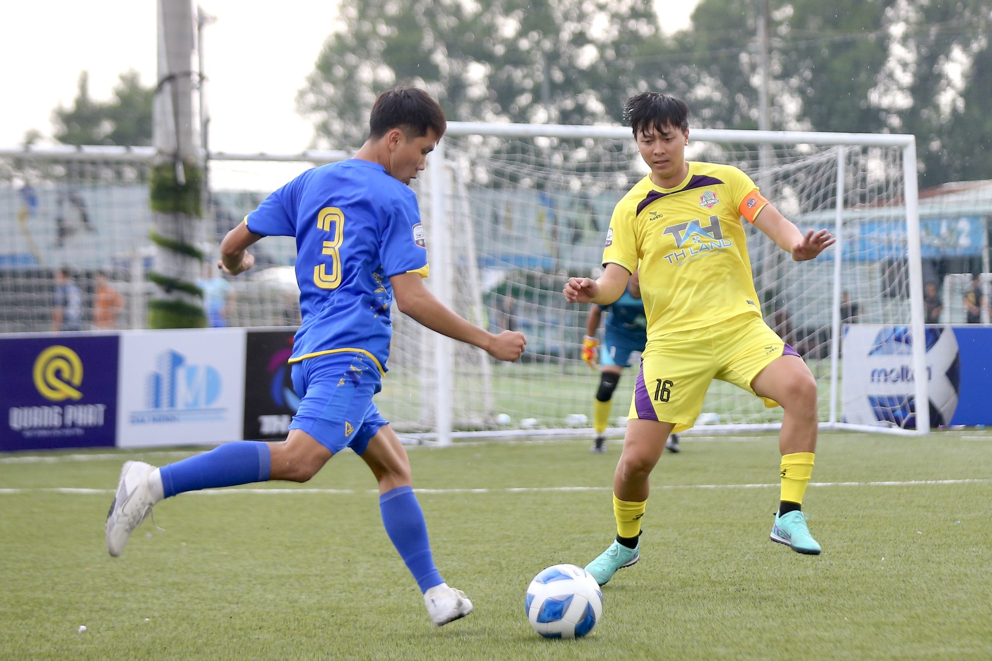 Cựu tuyển thủ futsal Việt Nam Đinh Thành (vàng) ở giải THF-10