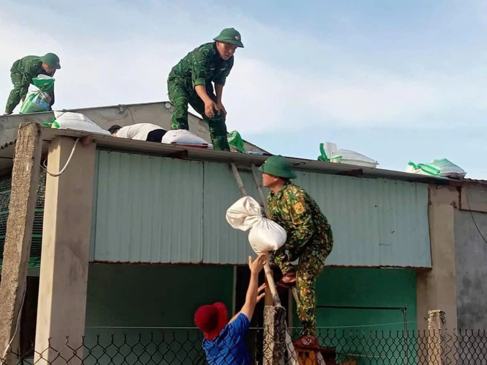 Reforzando techos para hacer frente a la tormenta nº 6 en Quang Nam.