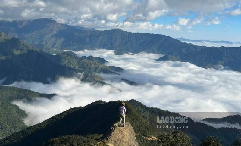 Voyage de chasse aux nuages ​​des touristes à Ta Xua (Son La). Le pic Ta Xua est situé à une altitude de 2875 m, d'octobre à avril chaque année est la période la plus idéale pour conquérir cet endroit.