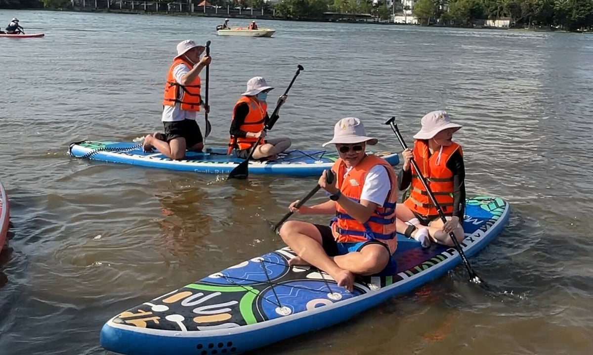 Chèo sup ngắm Sài Gòn từ trên sông